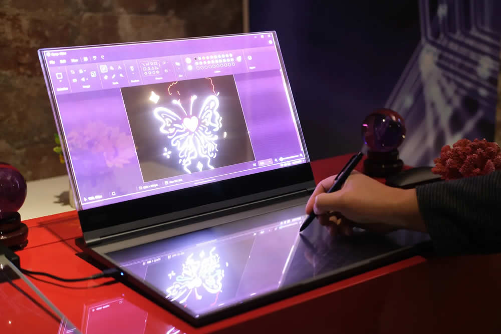 Lenovo представила футуристический концепт прозрачного ноутбука
