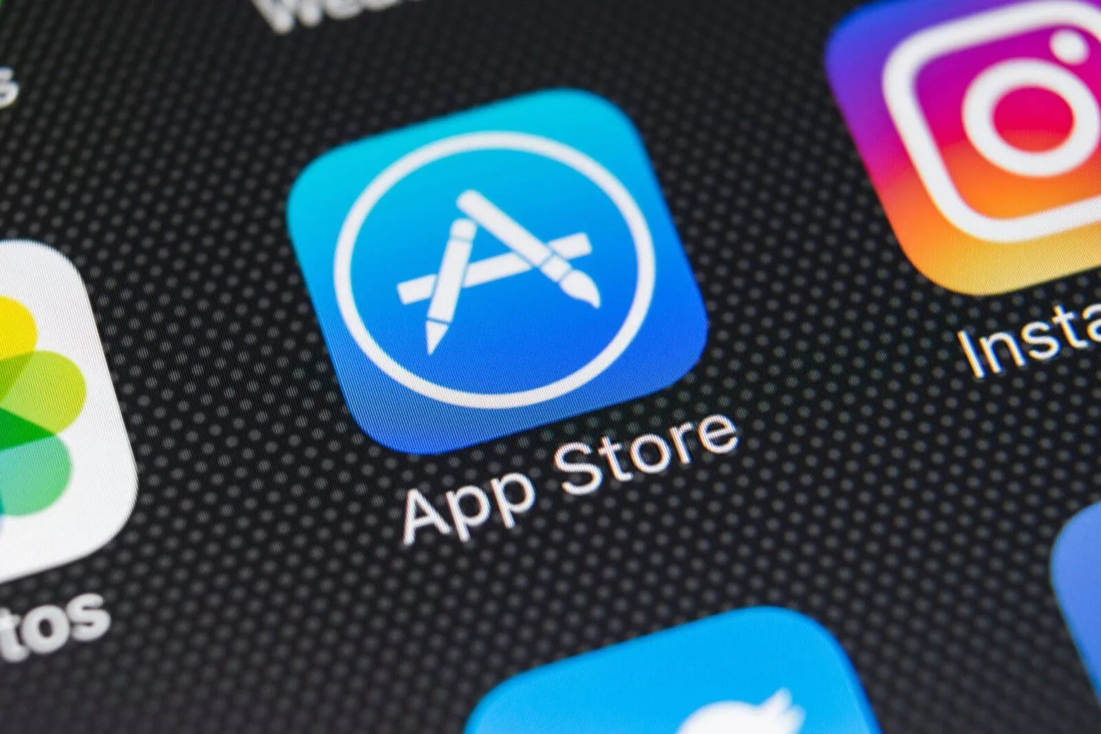 Apple официально разрешила скачивать приложения для iPhone вне App Store